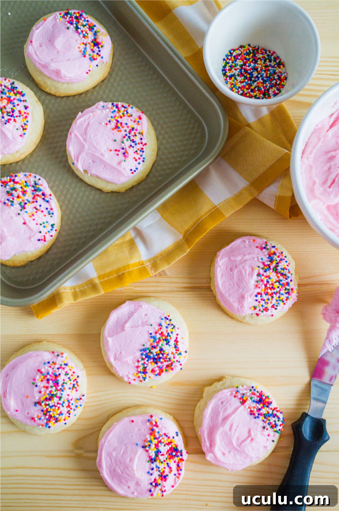 Easy to make sugar cookies that don't require refrigeration. Mmmm mmmm good! www.thirtyhandmadedays.com
