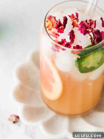 Grapefruit mocktail in a glass with jalapeño slice and grapefruit slice.
