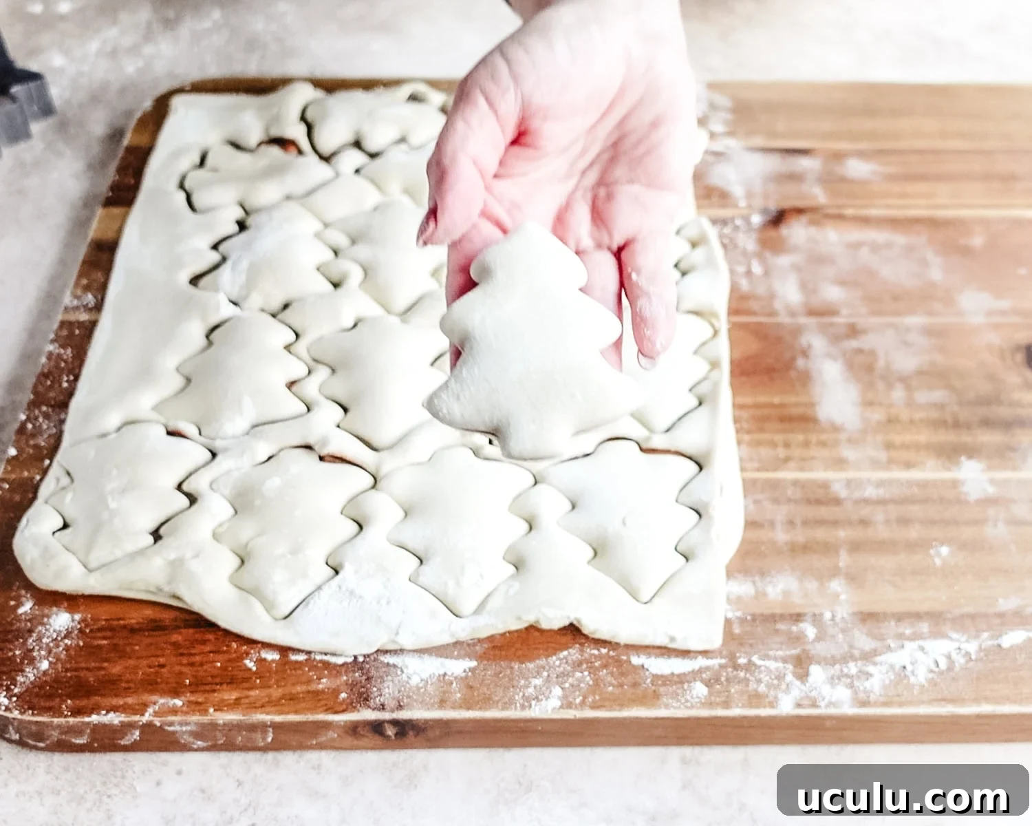 Easy Christmas tree puff pastry with Nutella.