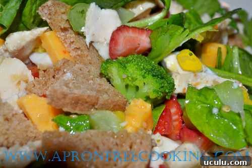 Spinach Salad with broccoli and strawberries