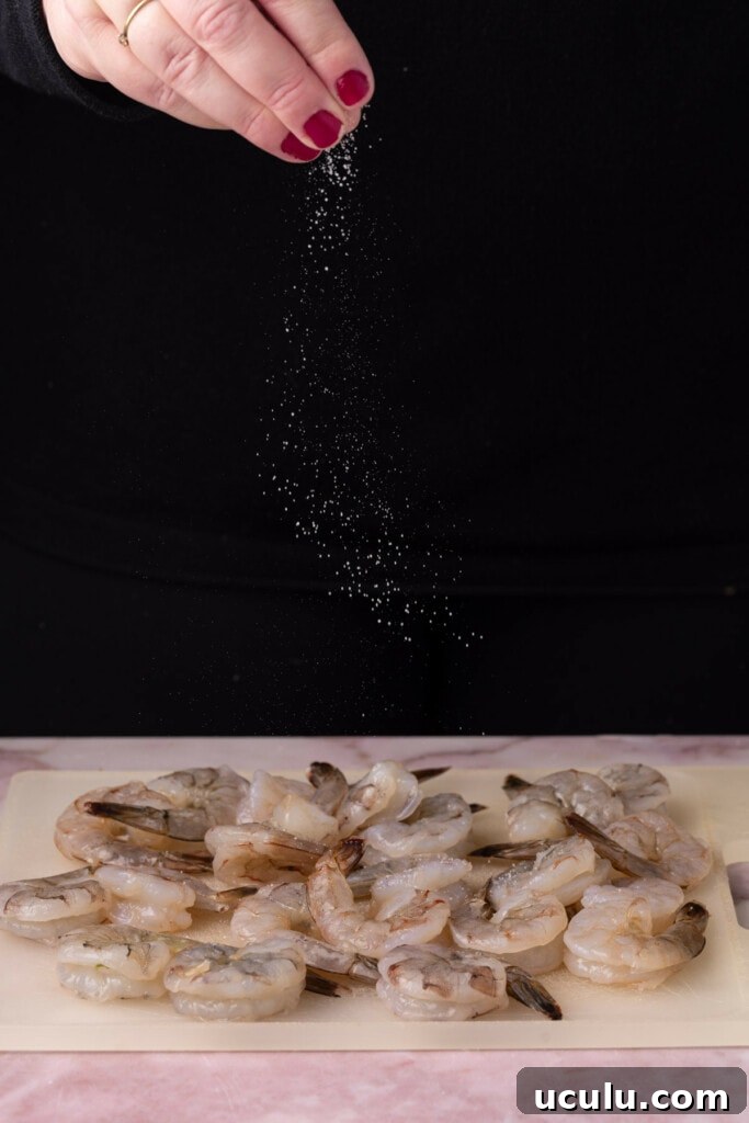 Seasoning raw shrimp with salt and pepper. 