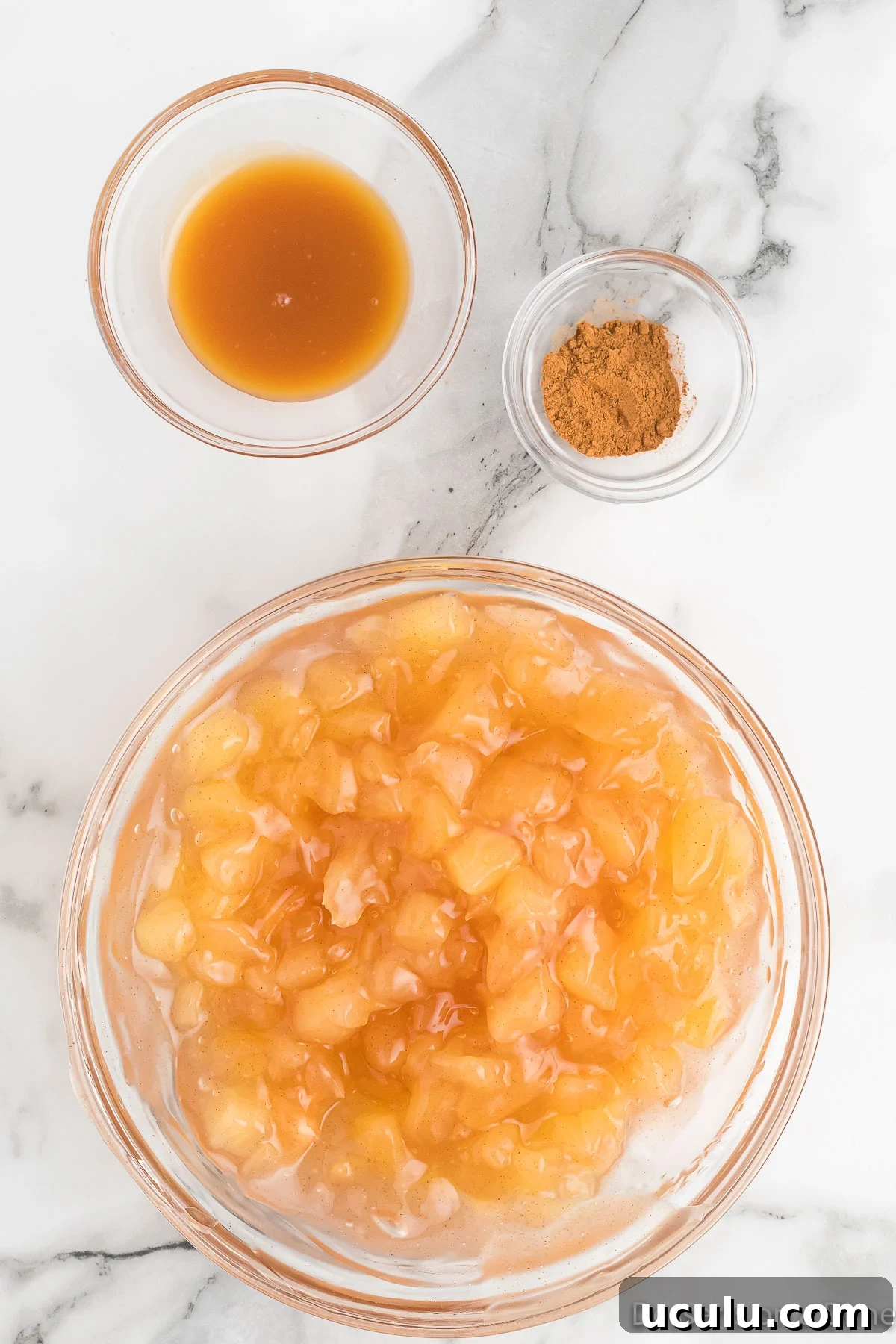 Apple pie filling in bowl.